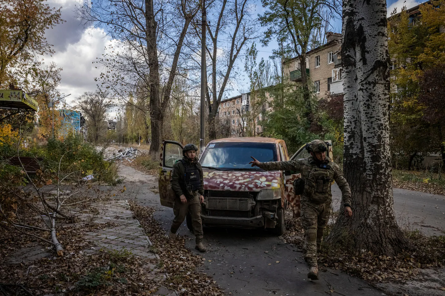 Чиновники військової адміністрації Авдіївки дають вказівки по пошкодженій вулиці 24 жовтня